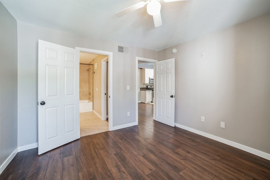 Building Photo - 7885 W Flamingo Rd