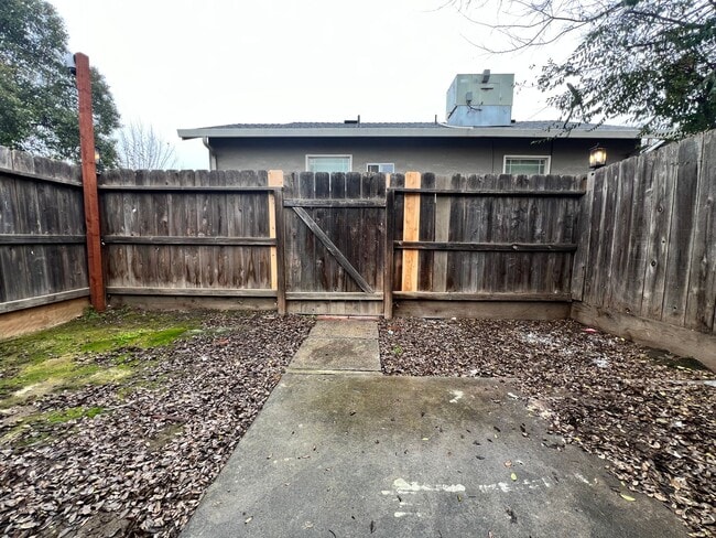 Building Photo - Riverside