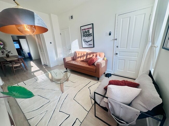 Building Photo - 2014 N Oakley Ave