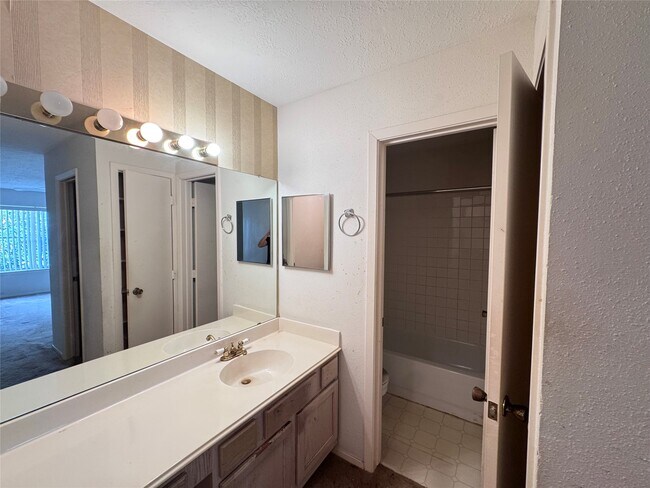 Building Photo - 10555 Turtlewood Ct