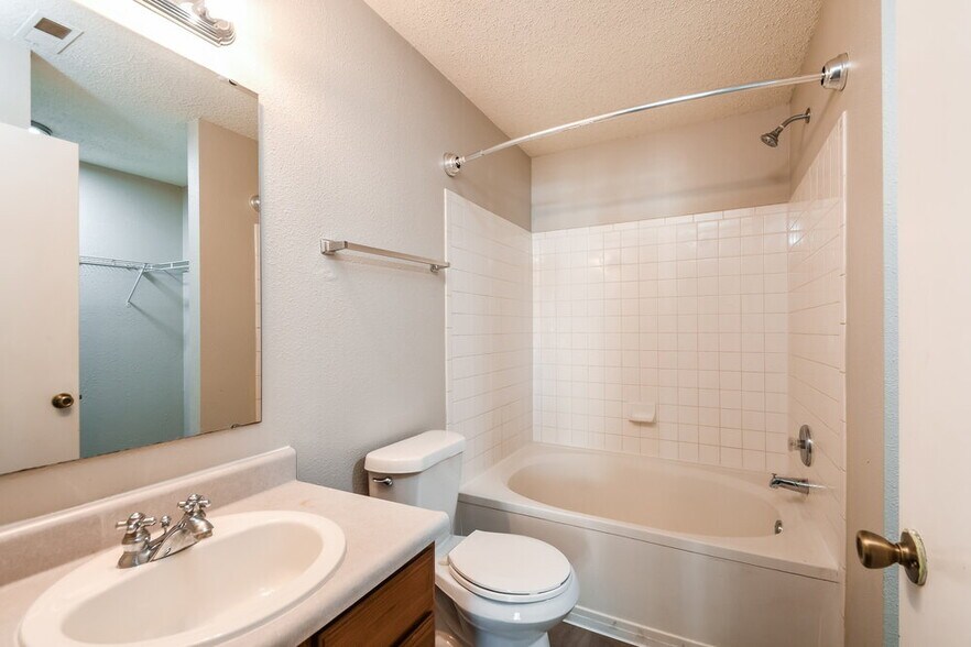 Building Photo - 526 Florence Dr