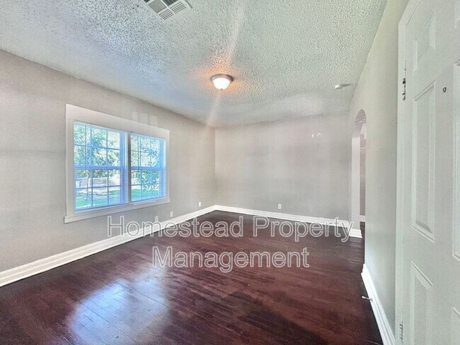 Building Photo - 1436 NE 8th St