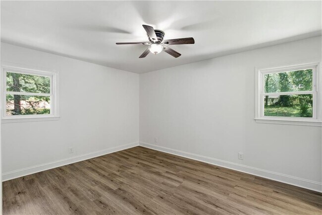 Building Photo - 1348 Ridgewood Dr SW