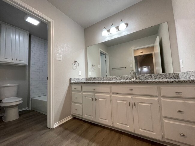 Building Photo - AVAILABLE NOW - 2 BEDROOM 2 BATH TOWNHOME ...