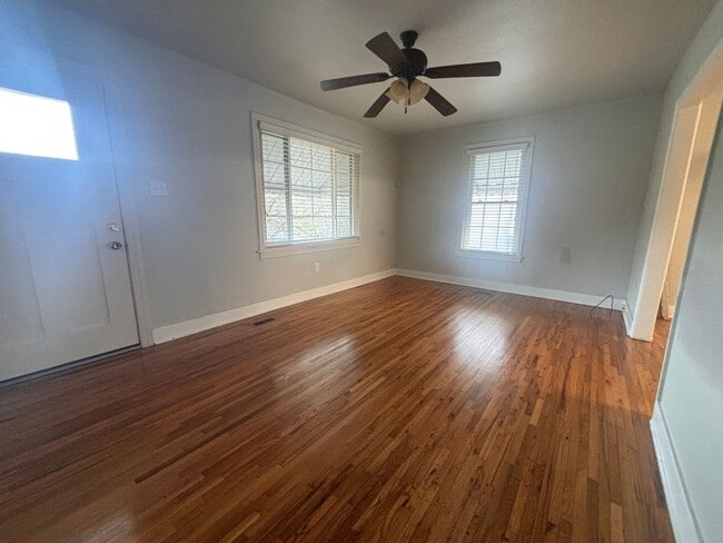 Building Photo - Cute 2 bedroom Hillcrest Bungalow