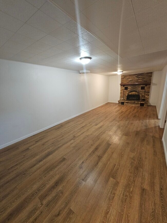 Building Photo - 4 bed 2 bath Home in Murray