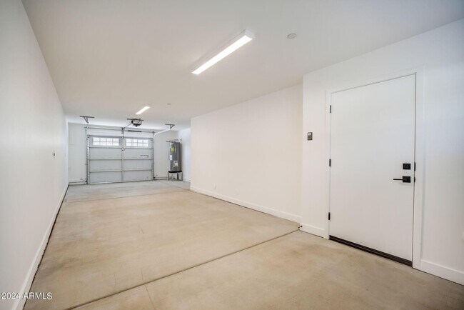 Building Photo - 3725 E Earll Dr