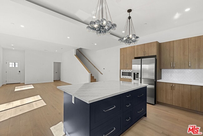 Building Photo - 824 N Orange Grove Ave