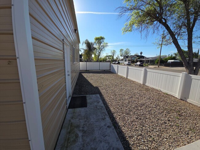 Building Photo - Beautiful 2 bedroom home with large detatched garage