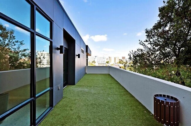 Building Photo - 800 Embassy Dr