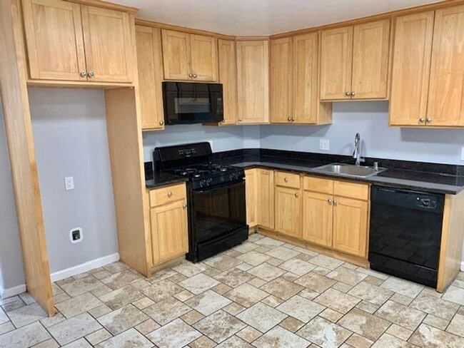 Building Photo - Great 3 bed 1.5 bath House with Garage in ...
