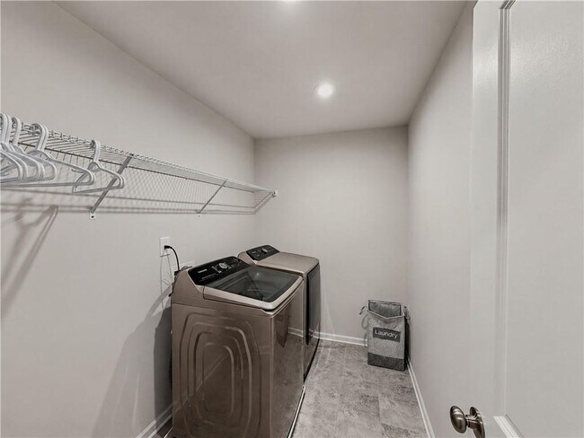 Building Photo - 45 Woodford Dr