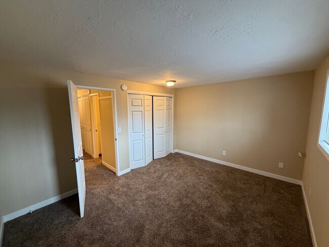 Building Photo - Sunnyside Duplex