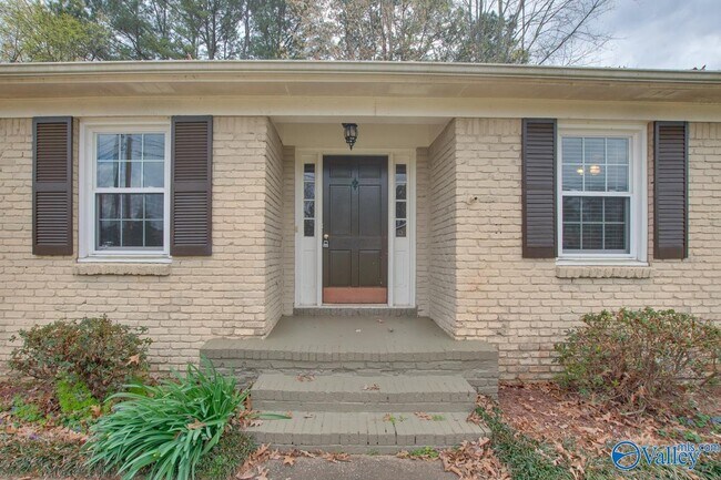 Building Photo - 2107 Edinburgh Dr SW