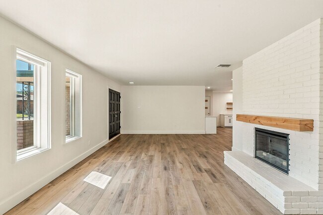 Building Photo - Beautiful 3 bed, 2 bath w/ bonus Room, loc...