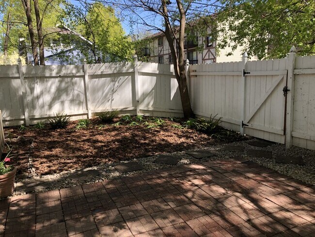 Building Photo - 4BR 2BA HOME IN UPTOWN AVAILABLE 10/4!