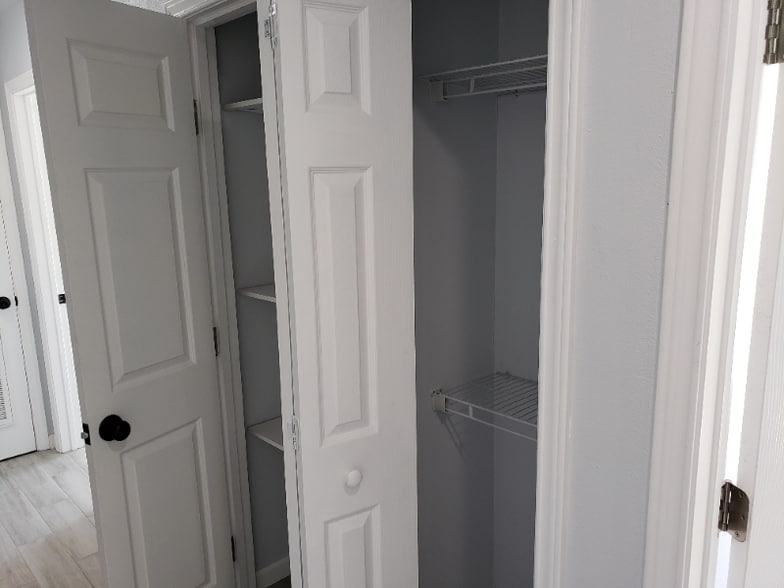 Building Photo - 7576 Windsor Oaks