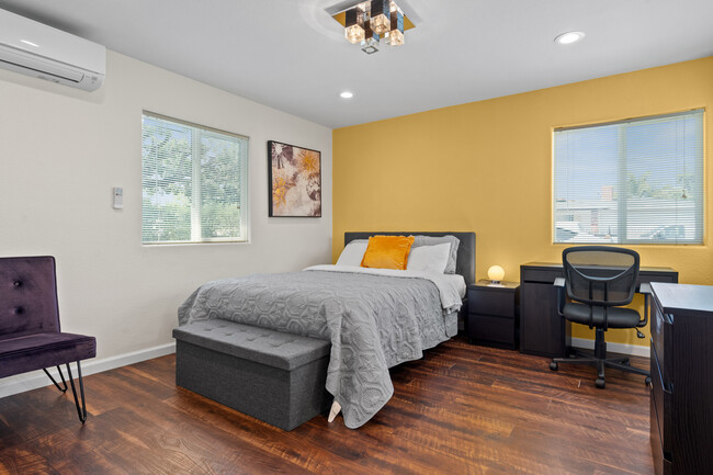 Platinum Bedroom - 2302 Oakwood Dr