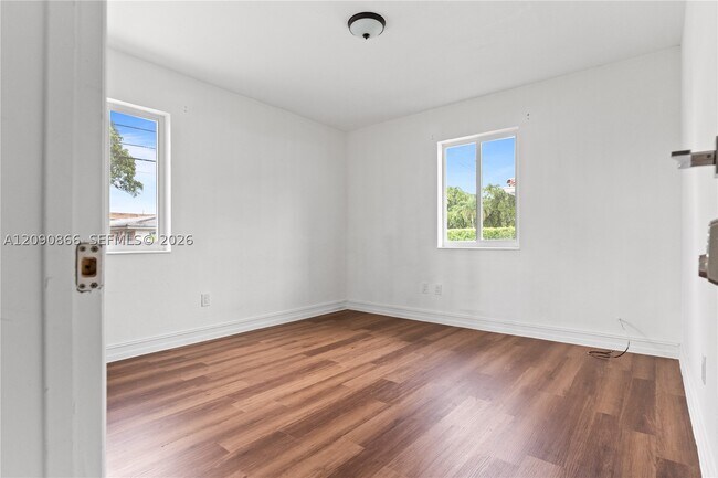 Building Photo - 580 Lee Dr