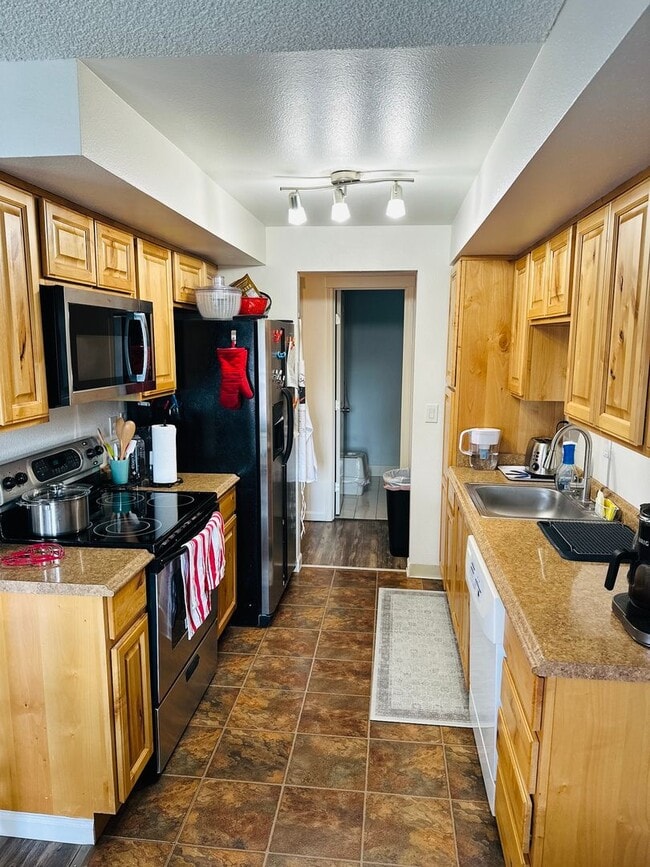 Building Photo - Charming & Cozy Condo