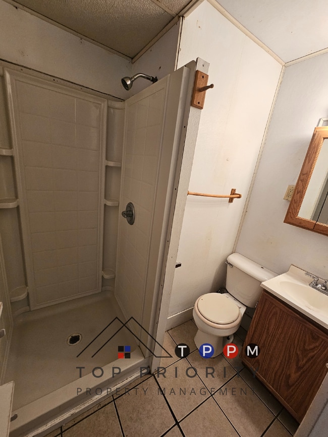 Building Photo - 3 Bedroom | 1.5 Bath Apartment in Cedar Fa...