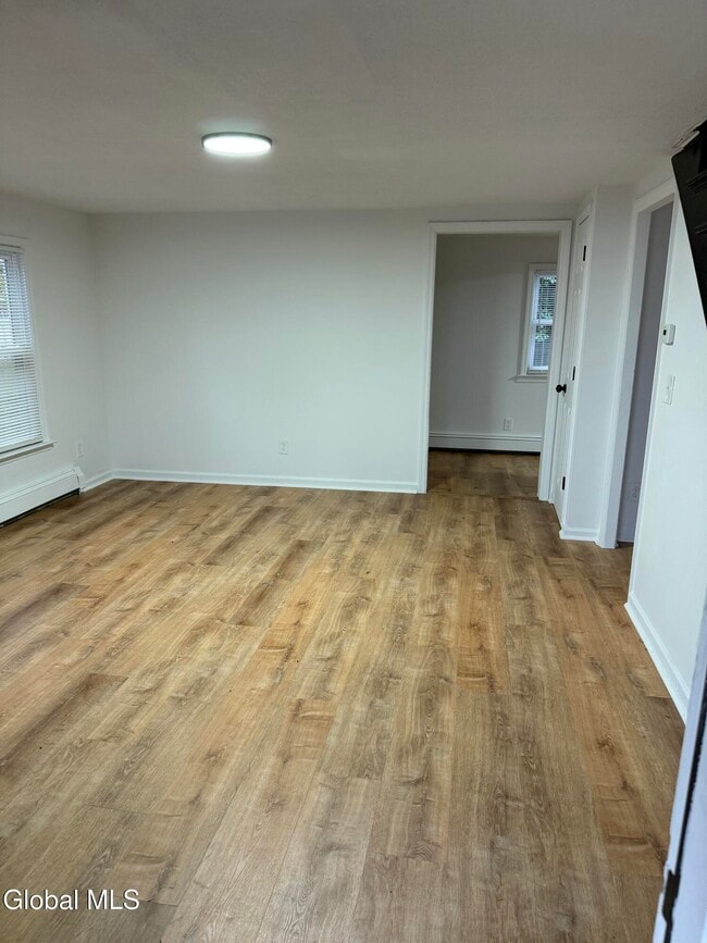 Building Photo - 5 Maple St