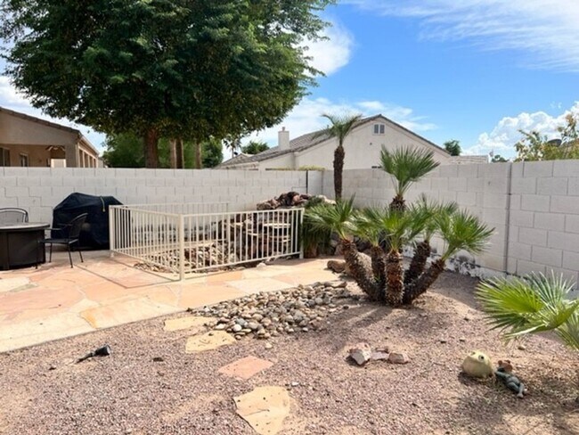 Building Photo - 3 BR LUXE Home-Walk to Colorado River, Golf & near Rotary Park.