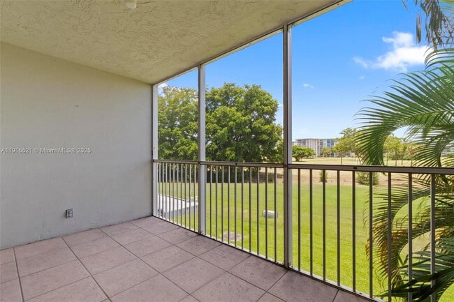 Building Photo - 2851 S Palm Aire Dr