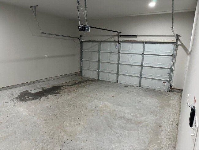 Building Photo - 16419 Lakewood Field Dr