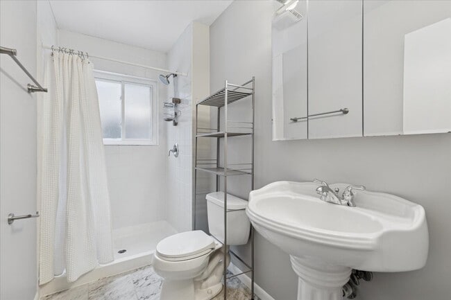 Building Photo - 1614 Main St