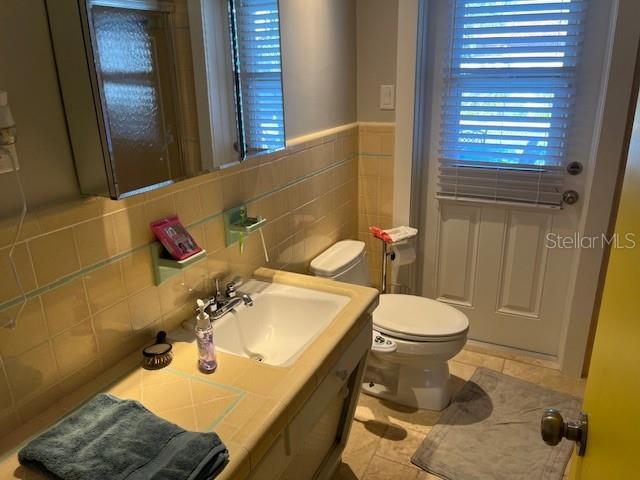 Building Photo - 2220 E Vina Del Mar Blvd