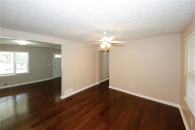 Building Photo - 840 Howard Ct SW