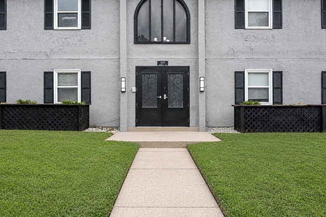 Building Photo - 5825 Southwest