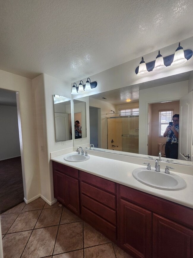 Building Photo - Chino 4 bedroom Beauty