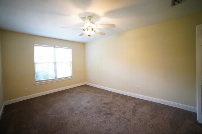 Building Photo - 352 Meadow Ridge Dr