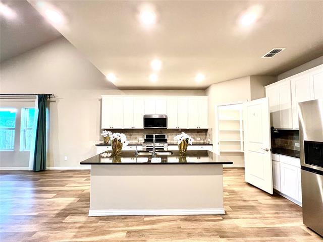 Building Photo - 633 Hidden Cove Dr