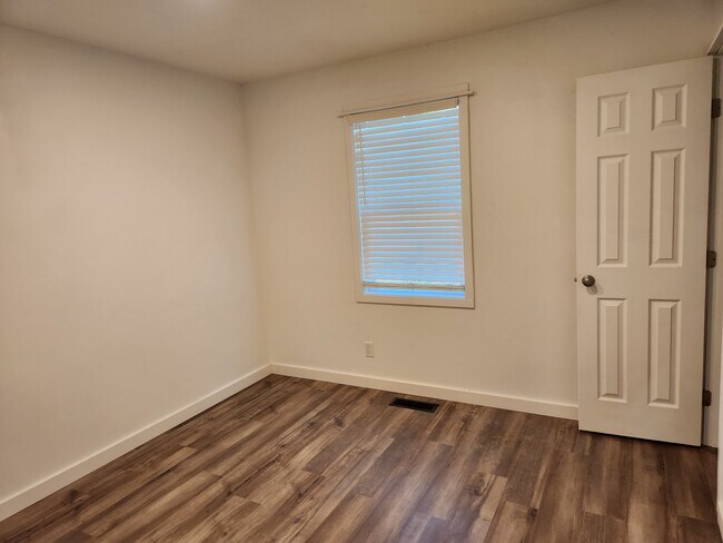 Building Photo - Levens St Duplex