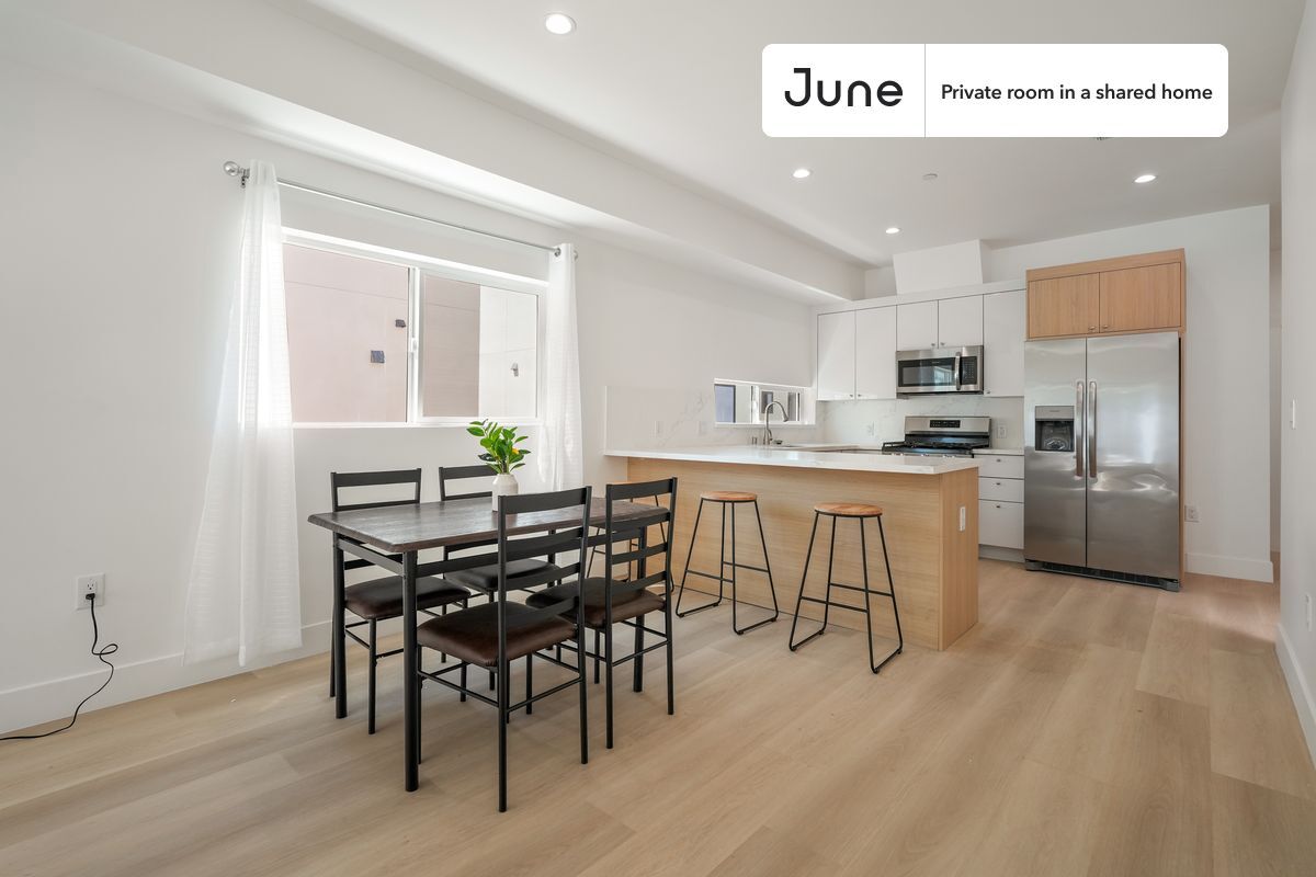 Building Photo - Private bedroom in 5 bed/4 bath Home