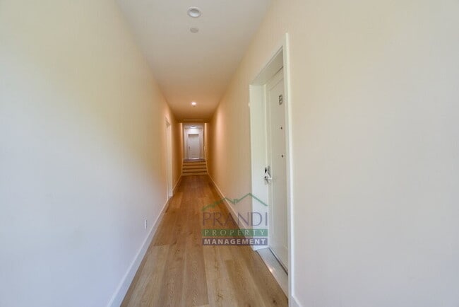 Building Photo - 10 E Crescent Dr