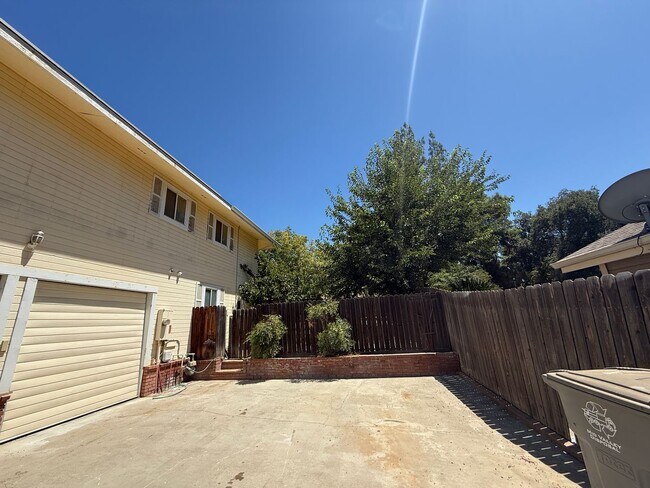 Building Photo - Stunning three-story home located in the c...