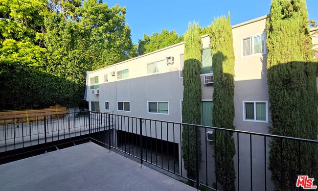 Building Photo - 972 Larrabee St