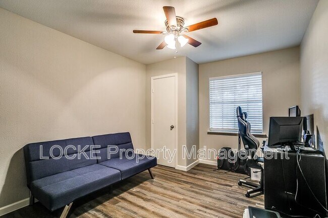 Building Photo - 512 Stallion Ln