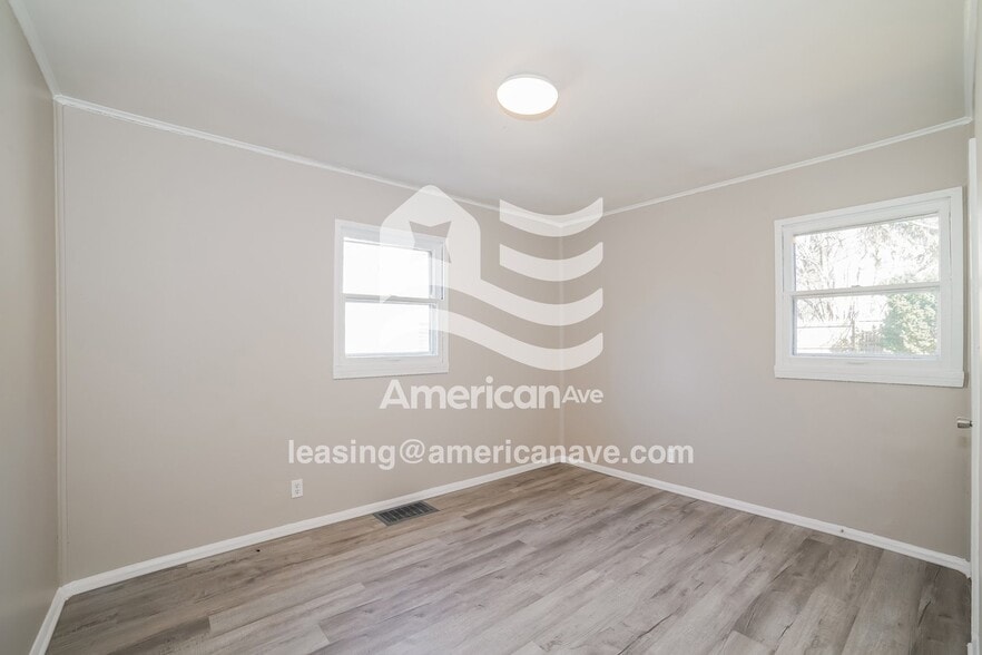 Building Photo - 823 W Bartlett Ct