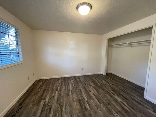 Building Photo - 3 bedroom, 2 bathroom, in East Medford