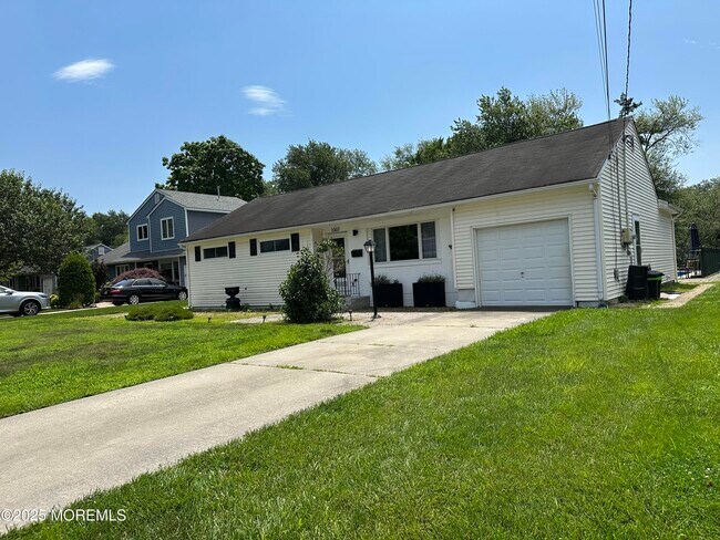 Building Photo - 1007 Shore Rd