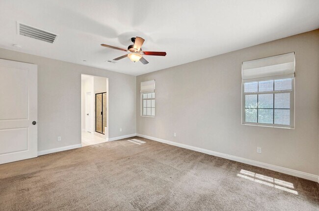 Building Photo - 4 bedroom home with 2 primary bedrooms! On...