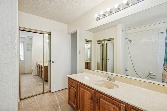 Building Photo - 1119 Downing Cir