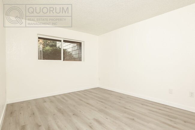 Building Photo - 3 Bed 2 Bathroom Edmonds Condo!