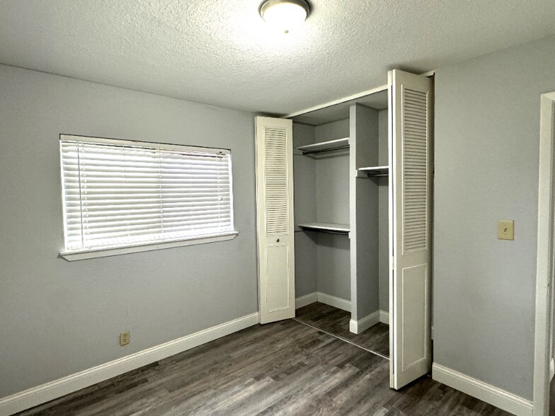 Building Photo - 3606 Versailles Dr