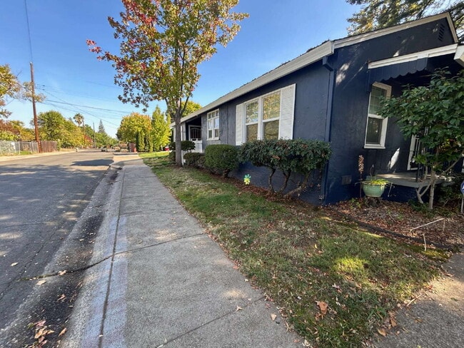 Building Photo - Cute 2 bedroom 1 bath in Tahoe Park Sacram...